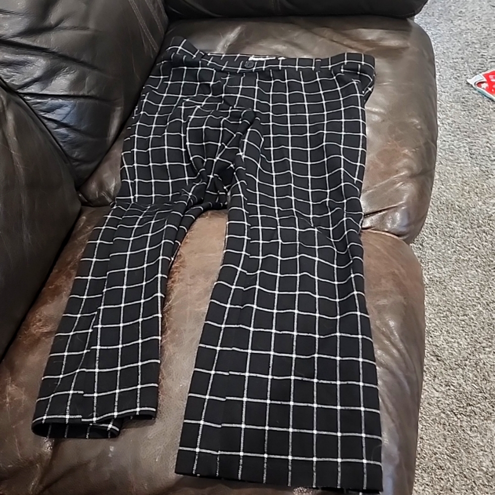 Black and white short plaid pants